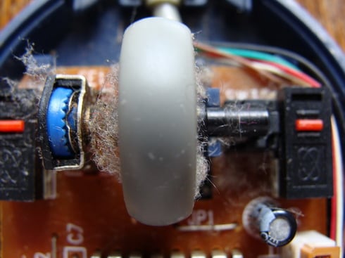 Дар зери ҷилди пӯст чойпӯш кунед Мусор под корпусом мыши