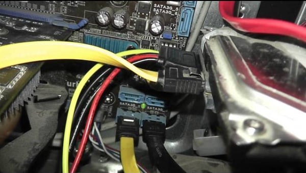 Зичии пайвасти кабелиро ба диски сахт санҷед. Проверьте плотность подключения шлейфов к жёсткому диску