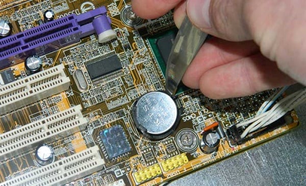 Дар баъзе мавридҳо, сабабҳои нодуруст як унсури CR2032-ро дар асоси модул. В некоторых случаях причиной дисфункции является вышедший из строя элемент CR2032 на материнской плате